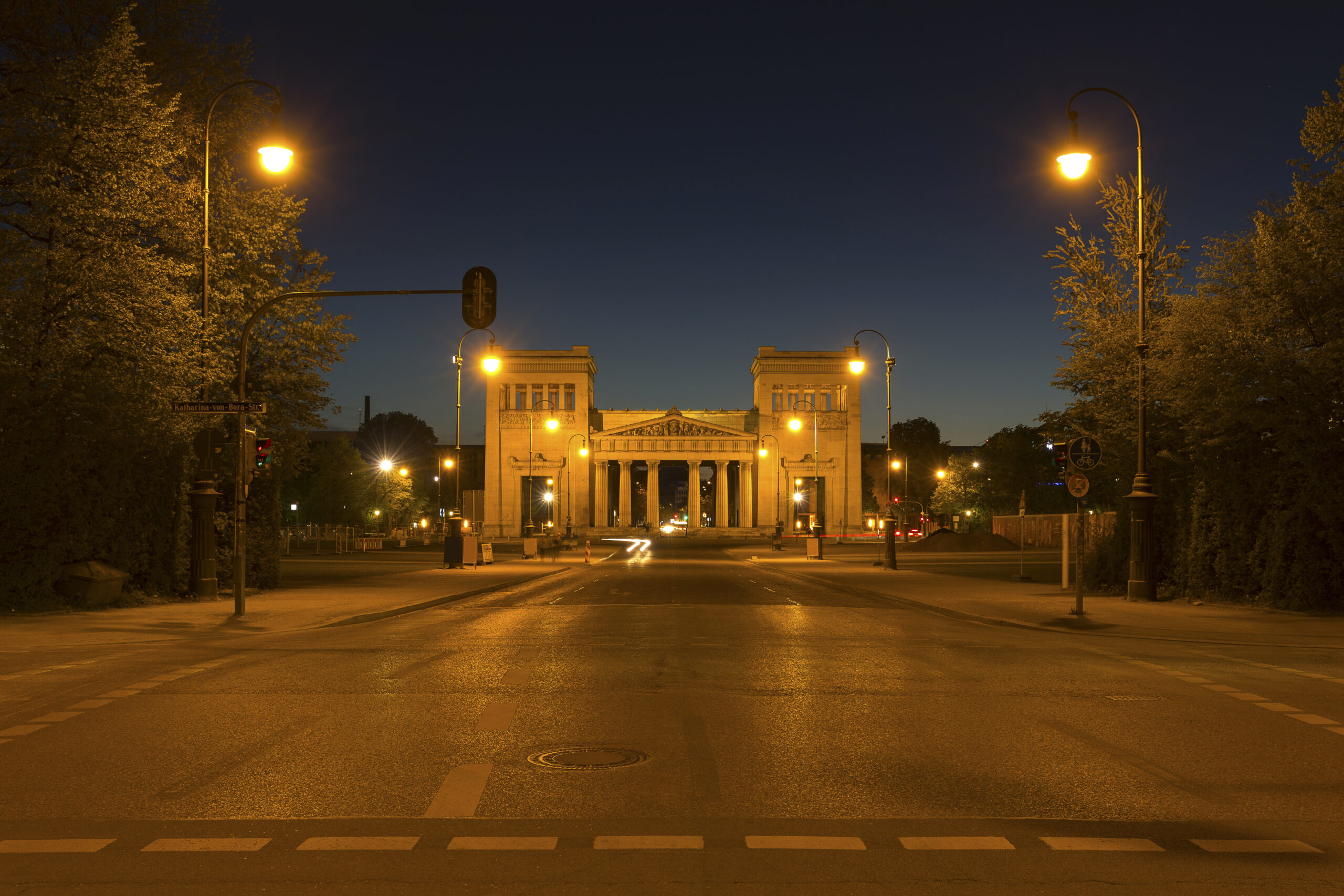 Die Propyläen auf dem Königsplatz in München bei Nacht